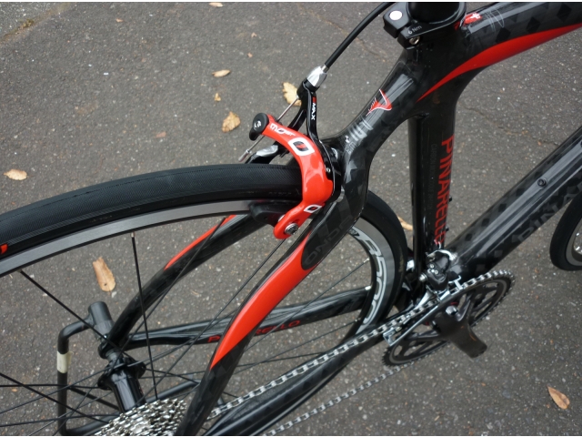 ブレーキキャリパーがレッド