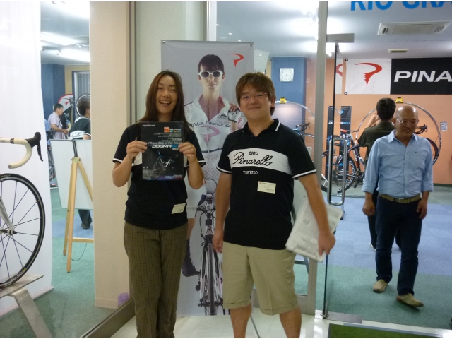 社員の高内さん（右）