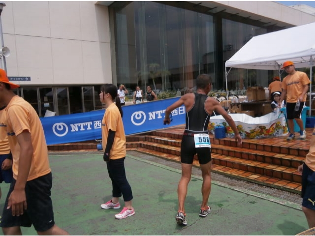 足を攣って歩けない