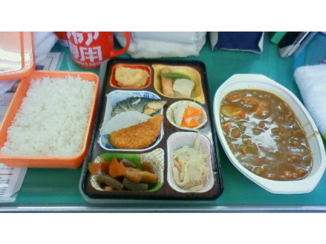 味わい亭さん弁当
<BR>隔週金曜日は、通常のお弁当にカレーまで付いてきます。３２０円！安っす～