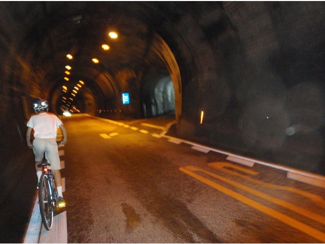 トンネルの中に秋葉ダム堰堤道路との交差点があります。