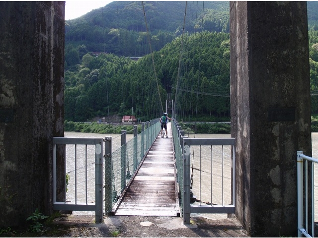 「峰之澤橋」つり橋です。