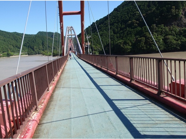 未成線の旧国鉄佐久間線の橋脚を利用した橋です。