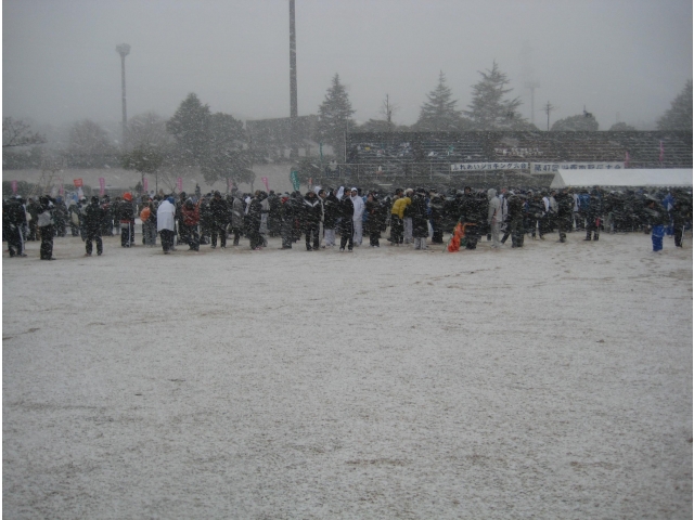 閉会式は雪に包まれました