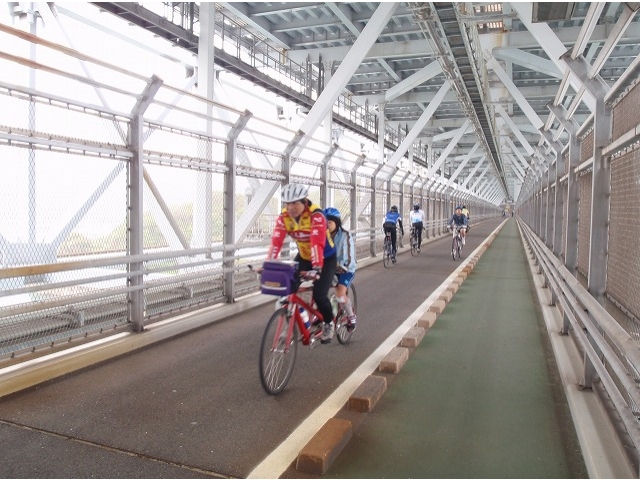 因島大橋は、橋の下を渡ります。