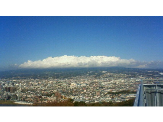 沼津アルプス１つ目の山＝香貫山展望台より＝雲に隠れた富士山
