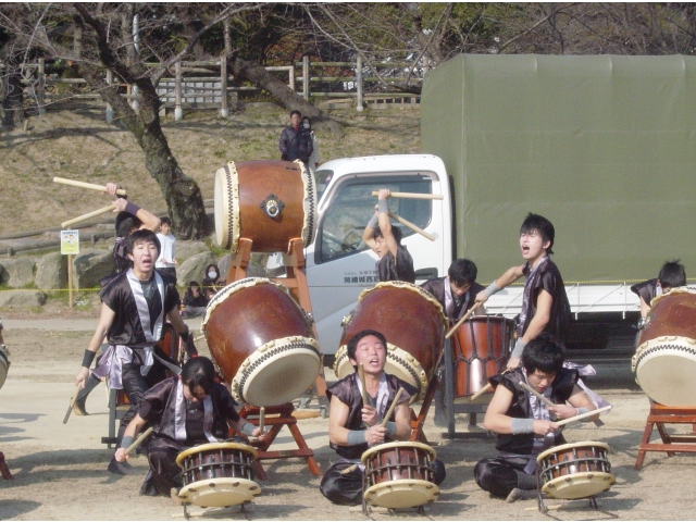 岡崎城西航行の太鼓の演奏