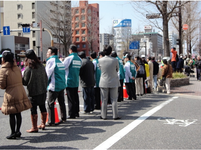 応援の人もおそろいのジャンパーをきています