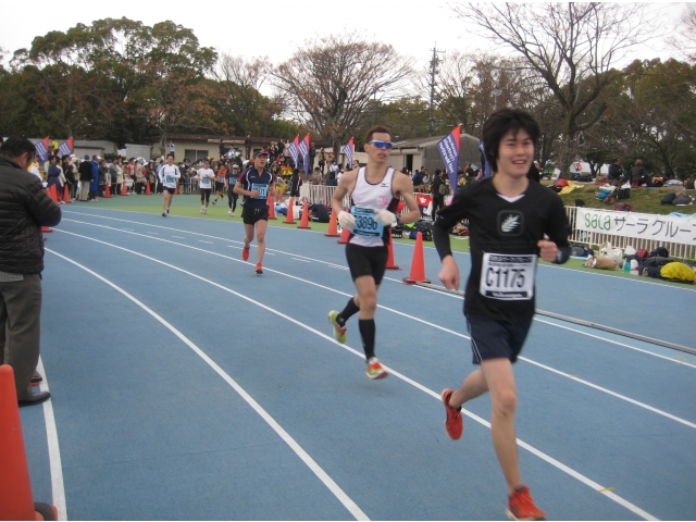 山崎選手（白ランシャツ）