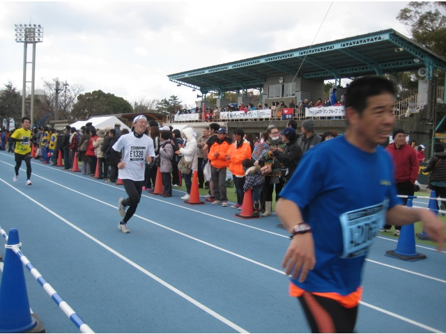 西野選手（白Ｔシャツ）