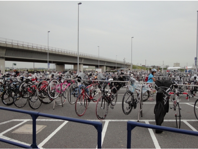 別の角度からのバイクラックの風景を