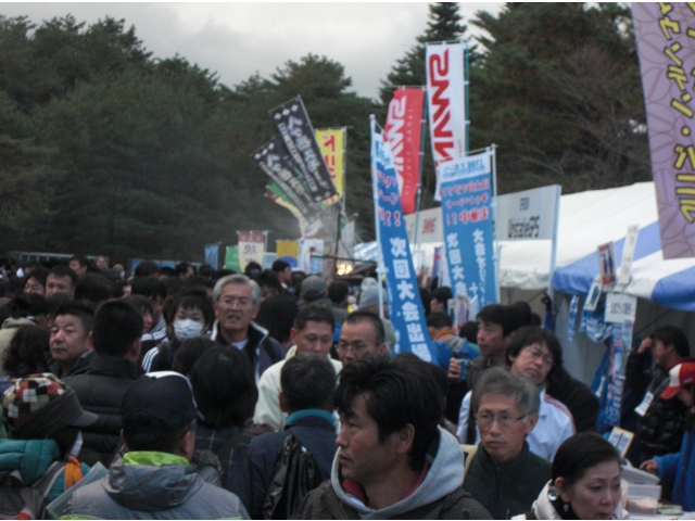 大賑わいの富士Ｑの会場