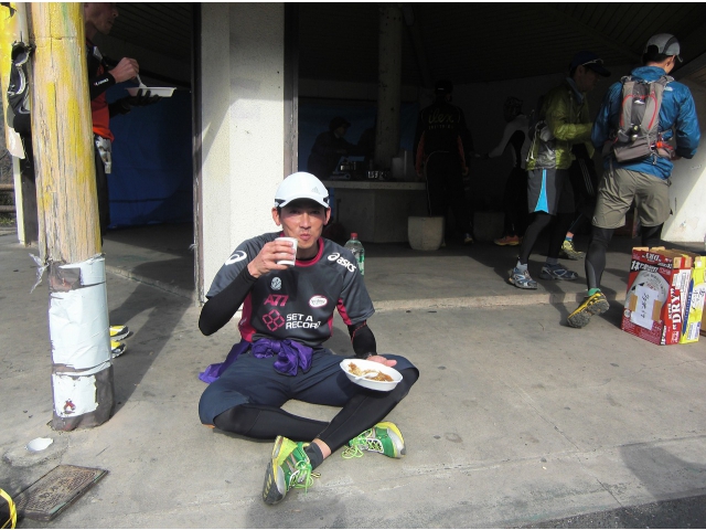 美味しそうに食べる高田選手