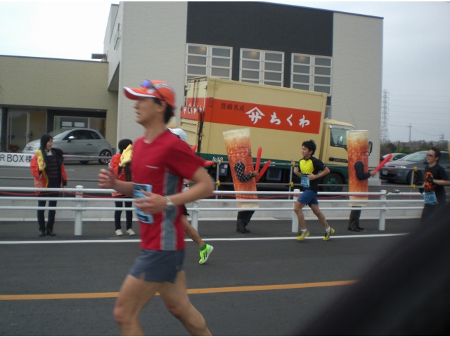 力走する田中選手　（奥）