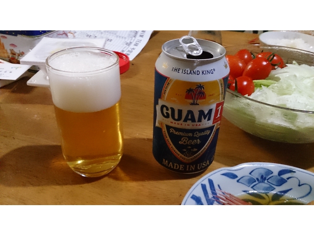 グアムマラソンのお土産＝グアムビールで谷さん祝福乾杯！