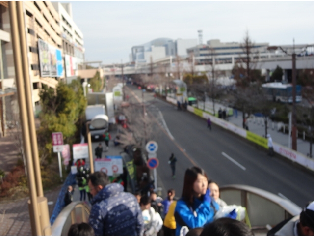 この道路で選手がアップしていました