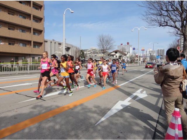 約6km付近の先頭集団