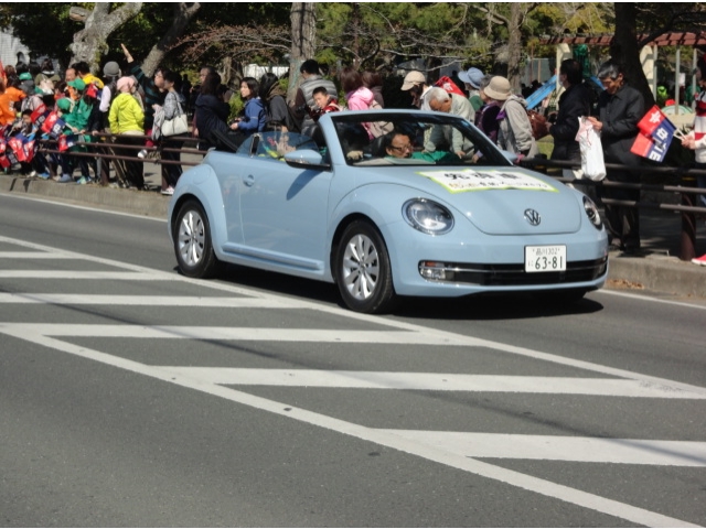 先導車です。品川ナンバーのオープンカー。