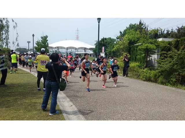 3Kmの部のスタート風景（ちっちゃい子が勢いよくスタートしてます）