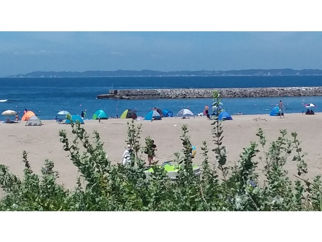 お盆も過ぎたこともあり海水浴客もまばらです。