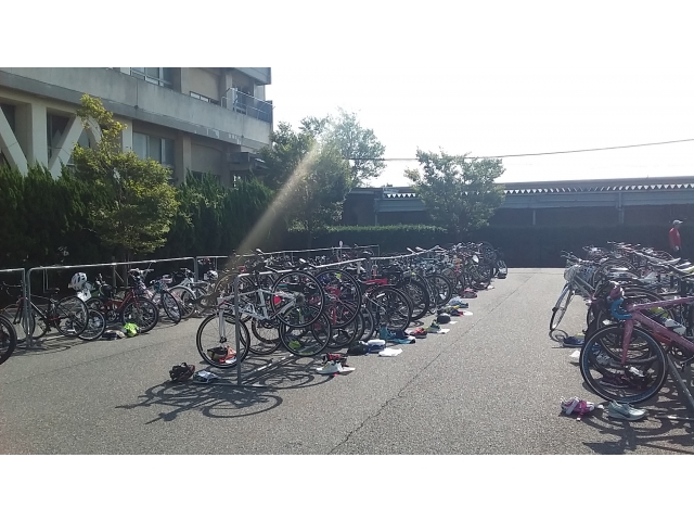 本格的なロードバイクから通学用など様々な自転車が使用されてました