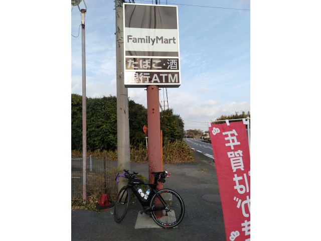 う～ん、伊豆のコンビニは何故茶色(・・?