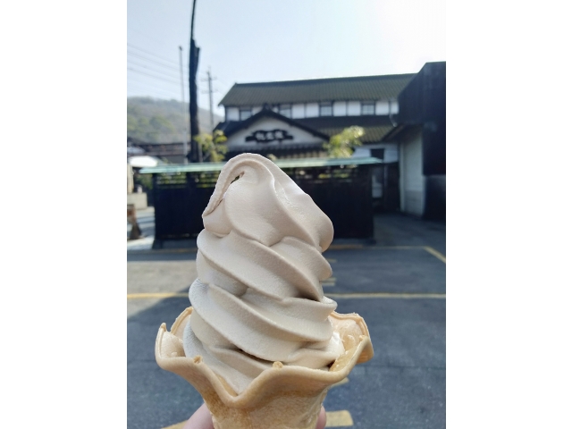 色々なご当地ソフトクリームの中マルキン醤油さんの醤油ソフトを頂きました。ほのかな醤油感がグットっす(⋈◍＞◡＜◍)。✧♡