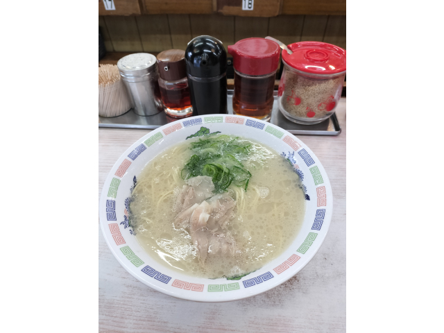 梯子ではかたやのラーメン！290円って安いっす🍜
