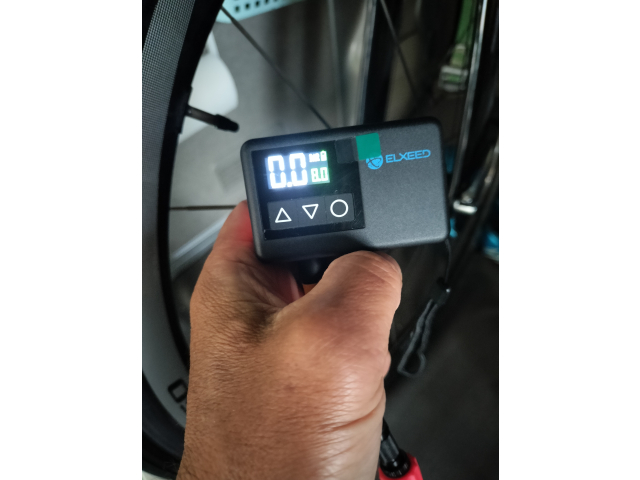 タイヤの空気圧を8.０に設定。このポンプマジで良い👍