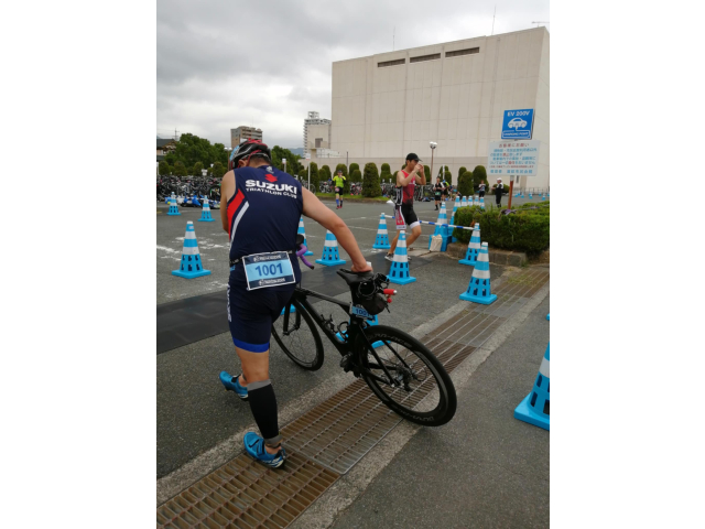 トランジションで走れずに歩くもどこしさ！まだまだバイクを押しながら走るまでは行って無いです。