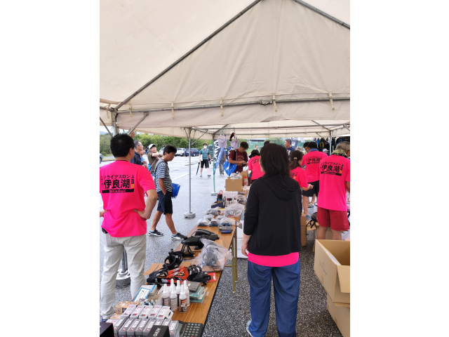 前日受付でブースのお手伝い！電動空気入れが完売っす♪