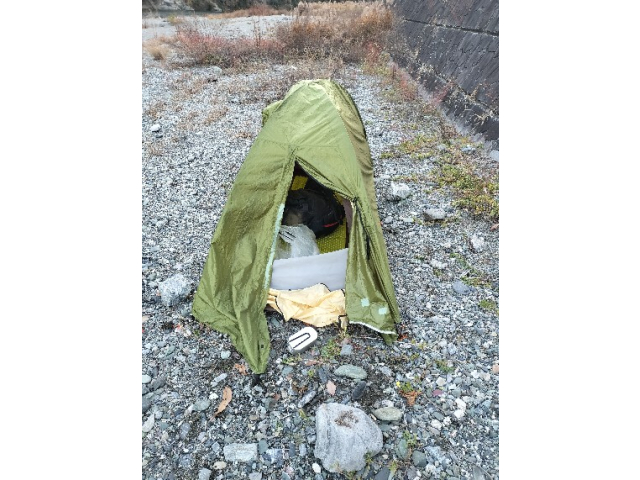 予定していた場所にテントを張れそうに無かったので変更！よさげな場所があって良かったっす💤