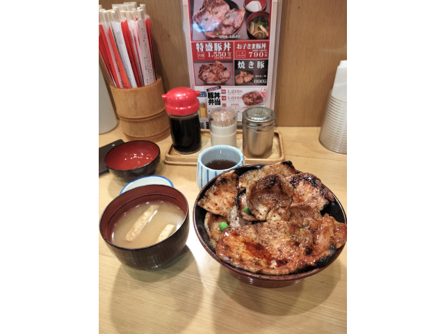 帯広と言えば豚丼(^^♪腕がヘロヘロなので食べにくかったが・・・