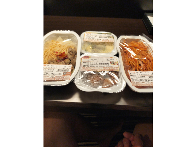夕食はセイコーマートで買ってきてホテルで食事！久しぶりのナポリタンが旨し👍